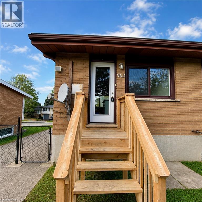 3 Bed, 1 Bath Apartment for Rent in London – 962 EAGLE Crescent Unit# 1, London - Image 4