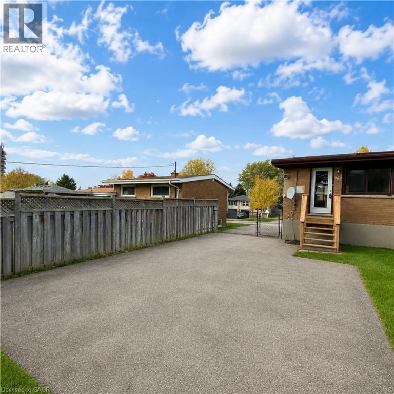 3 Bed, 1 Bath Apartment for Rent in London – 962 EAGLE Crescent Unit# 1, London - Image 5