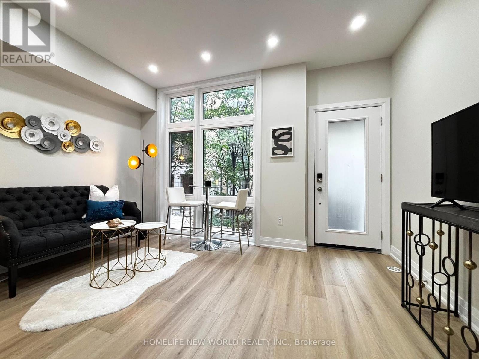 #45 19 Eldora Avenue, Toronto (Newtonbrook West), Ontario, M2M1R3, Toronto (Newtonbrook West), Ontario — photo 4 of 5