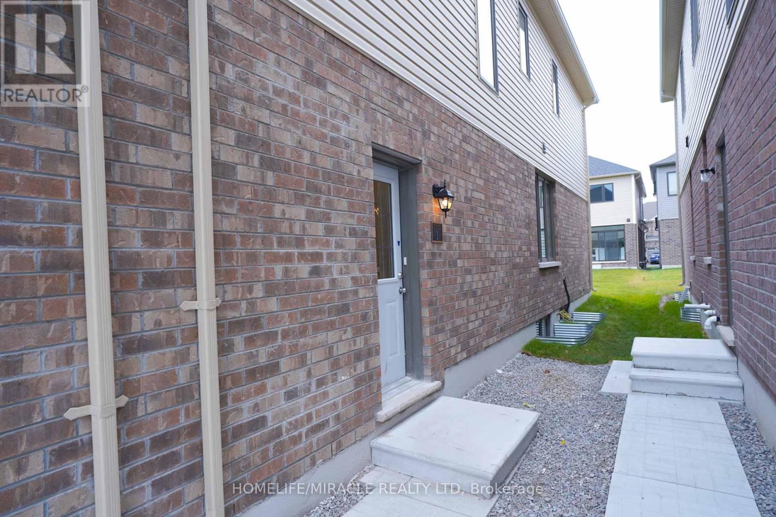 #Lower 31 Prudhoe Terrace, Barrie (Innis-Shore), Ontario, L9J0W2, Barrie (Innis-Shore), Ontario — photo 4 of 5