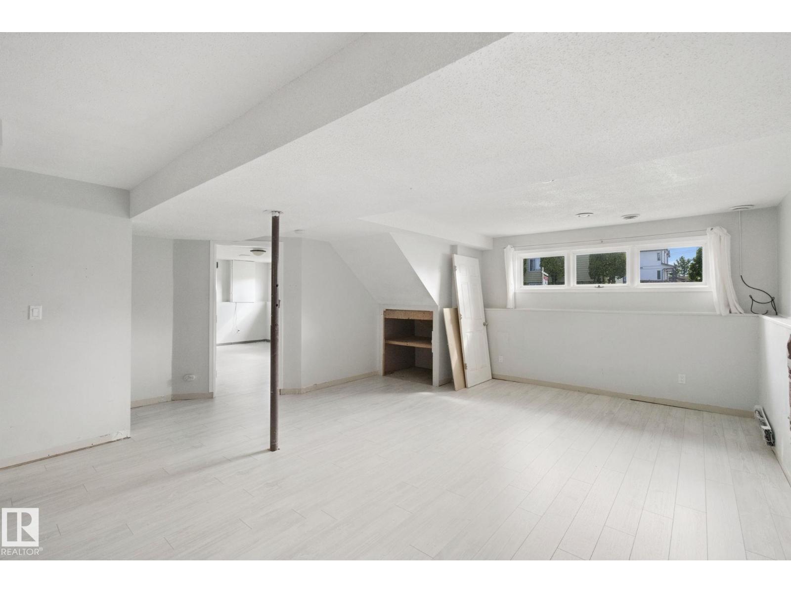 5928 11 AV NW - 35
