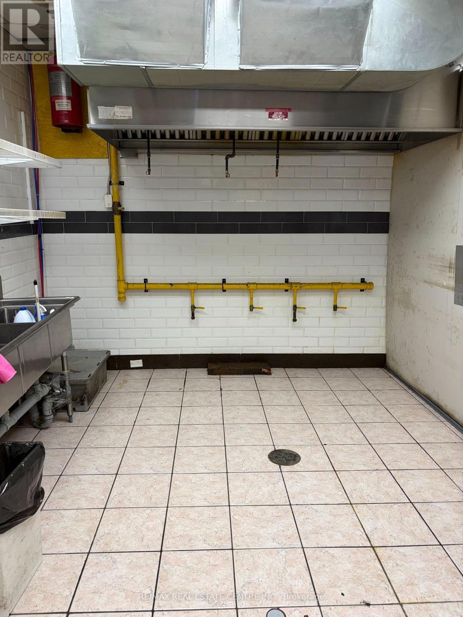 333 Dundas St E Street, Mississauga (Cooksville), Ontario, L5A1X1, Mississauga (Cooksville), Ontario — photo 4 of 5