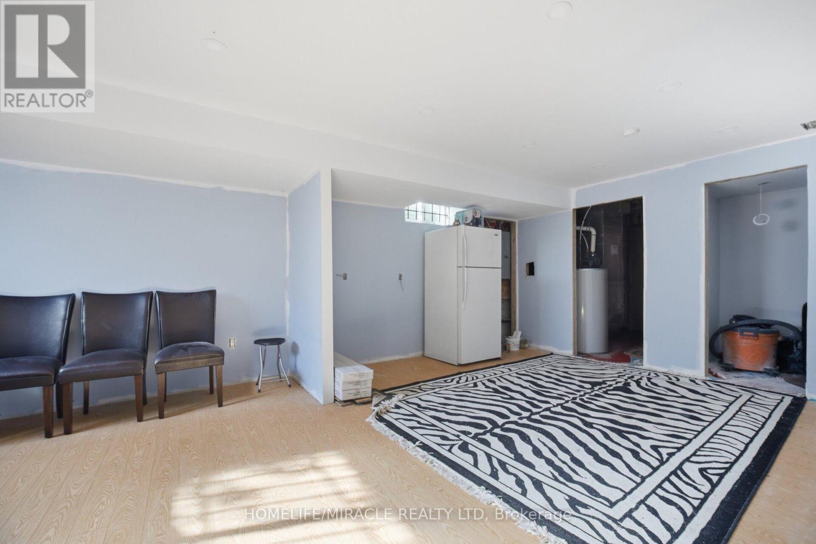 101 CRYSTALVIEW CRESCENT - 34