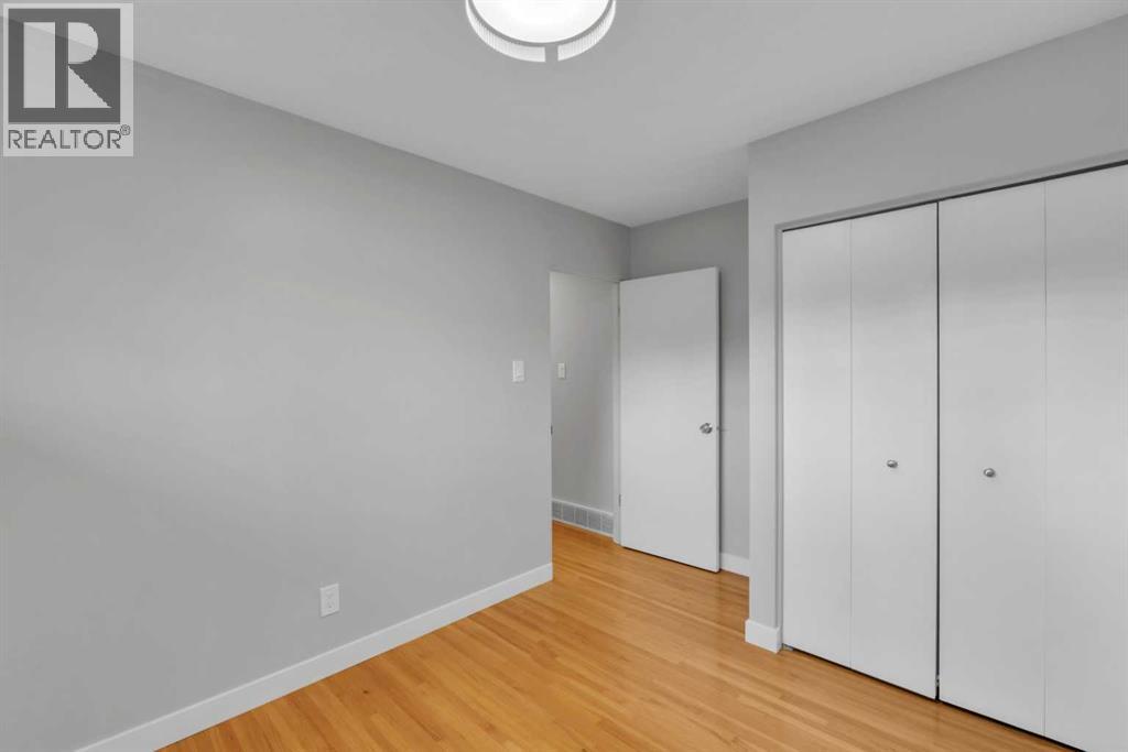 30 Hutton Place SW, Calgary — photo 8