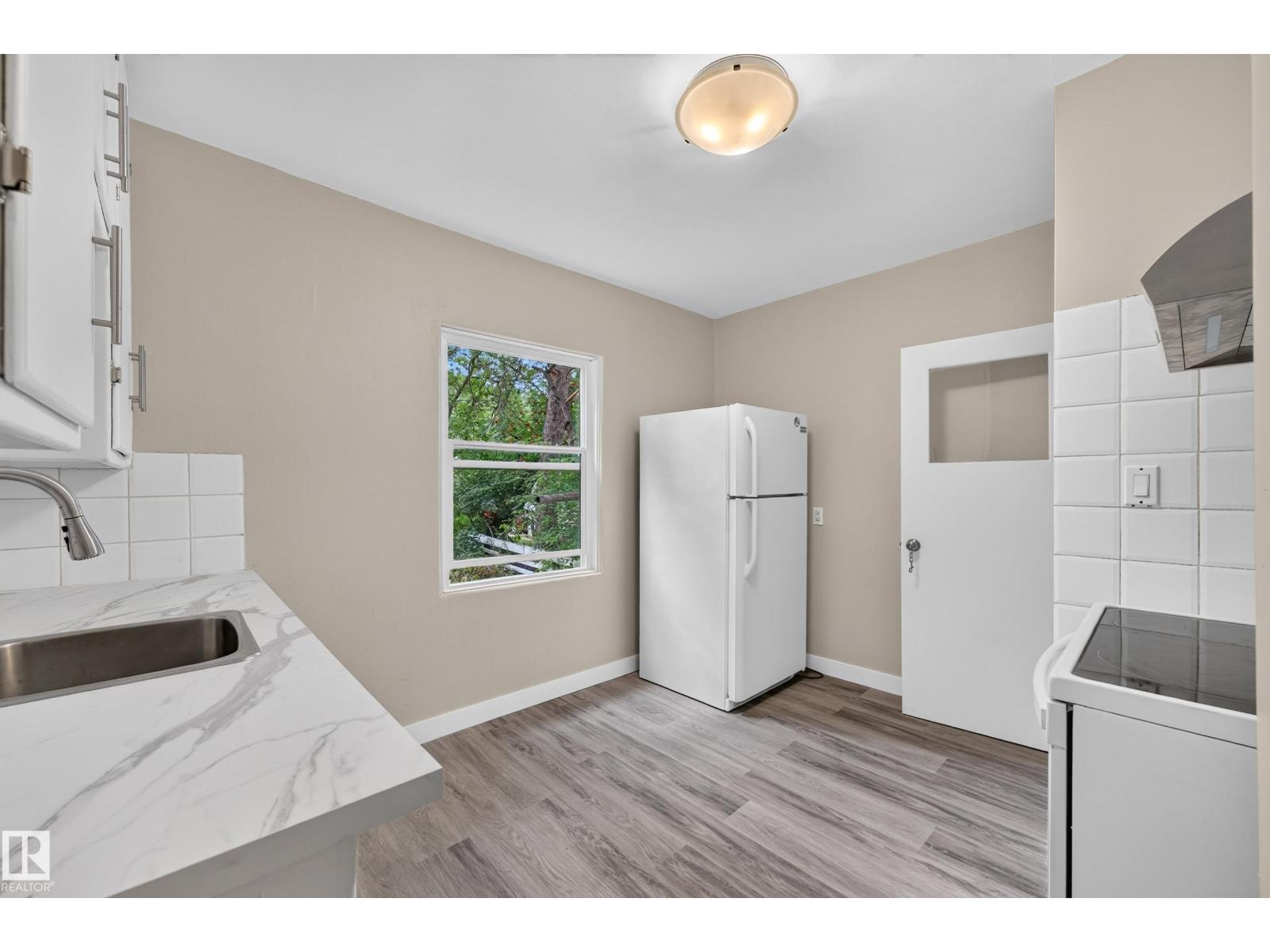 11207 72 AV NW - 9