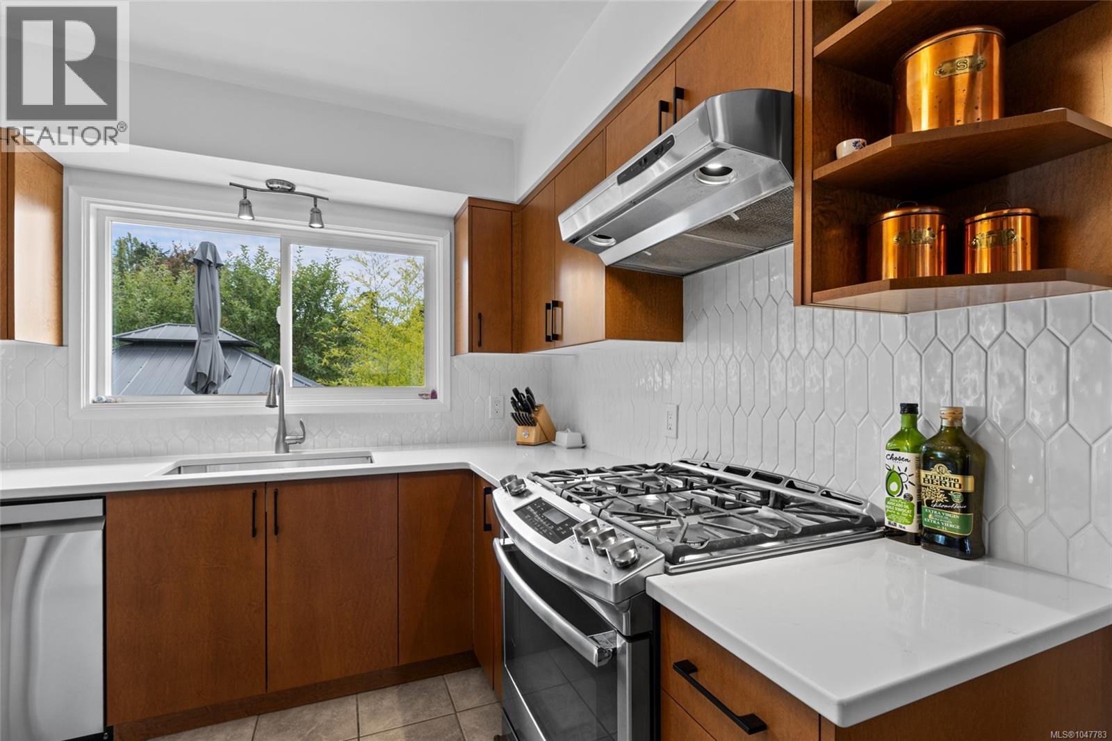  749 Lily Avenue, Saanich