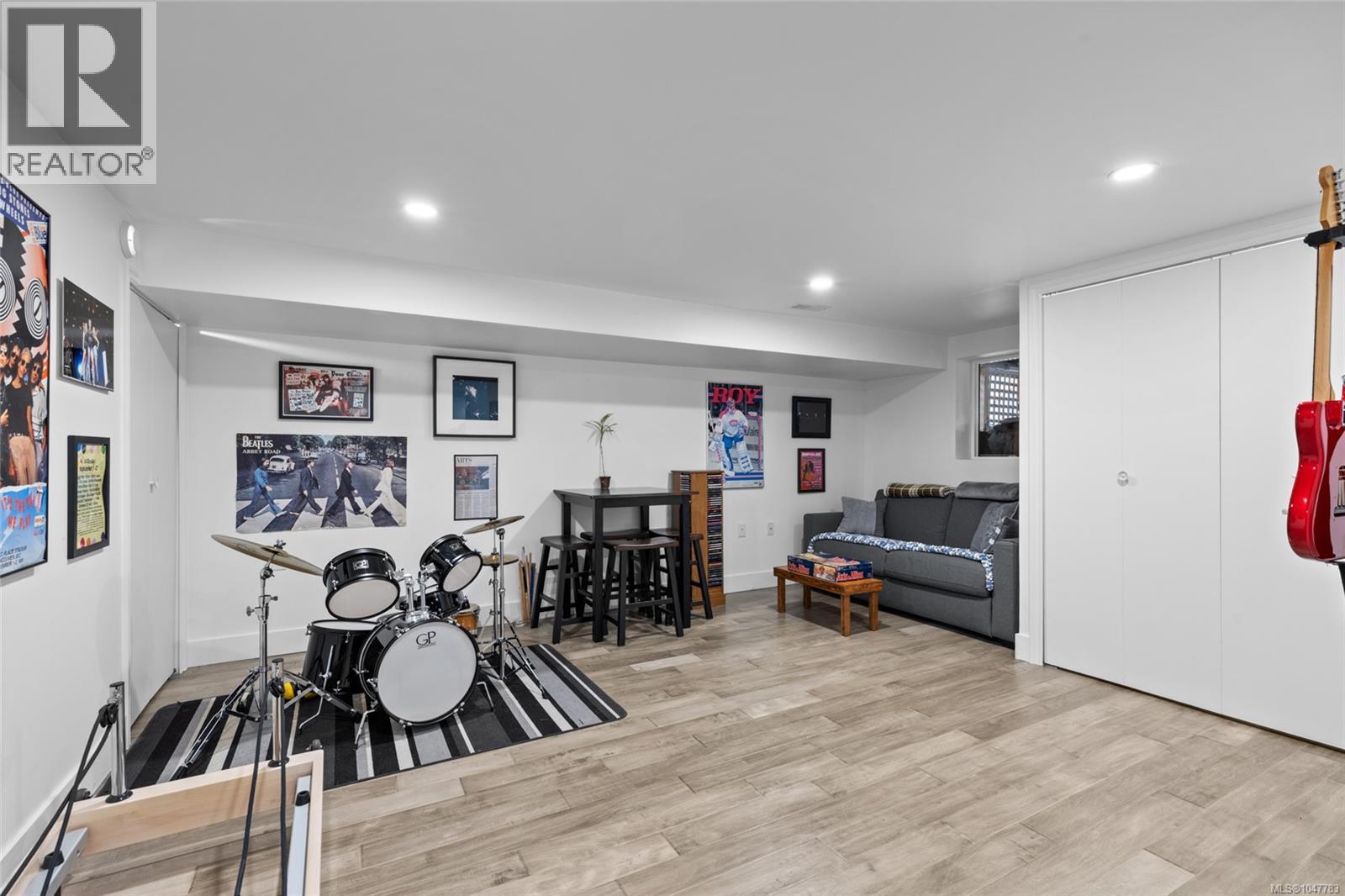  749 Lily Avenue, Saanich