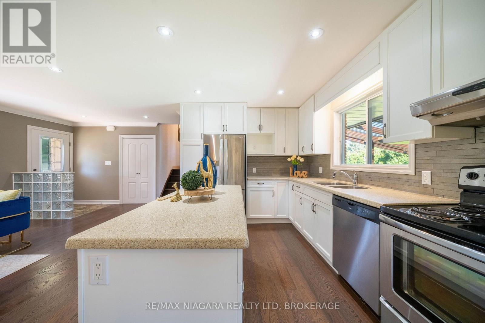 8 FERNWOOD TERRACE - 13