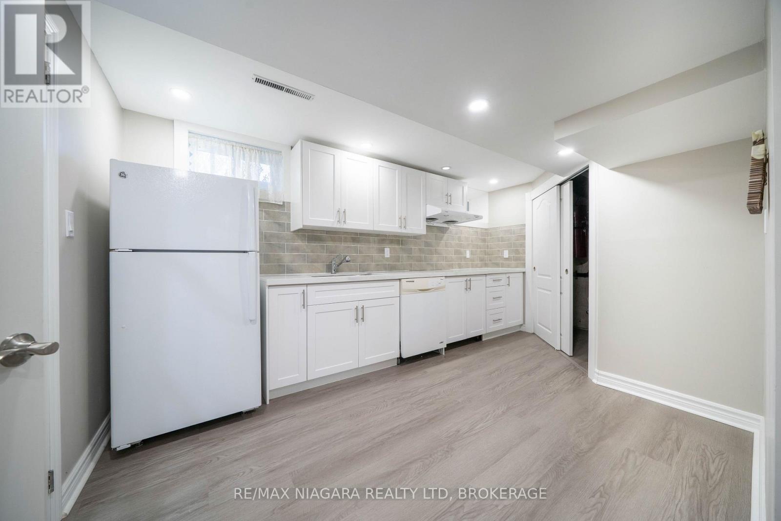 8 FERNWOOD TERRACE - Image 31