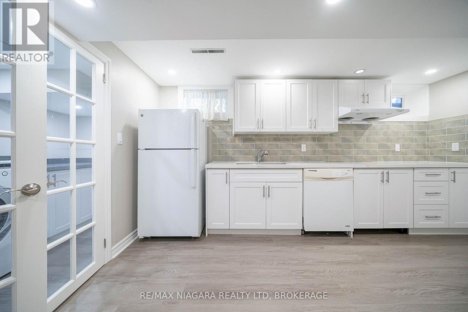 8 FERNWOOD TERRACE - 34