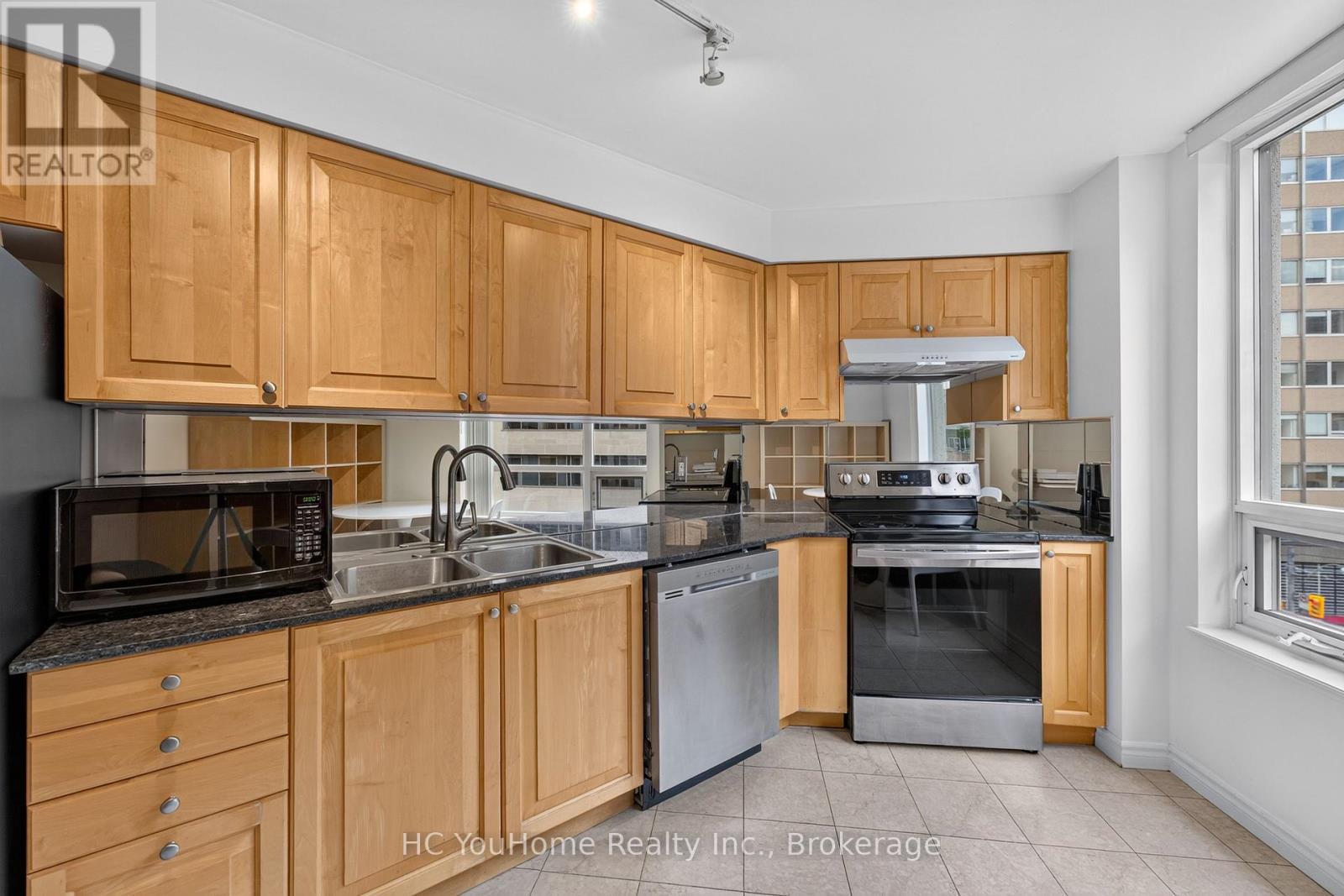#607 801 BAY STREET - 7