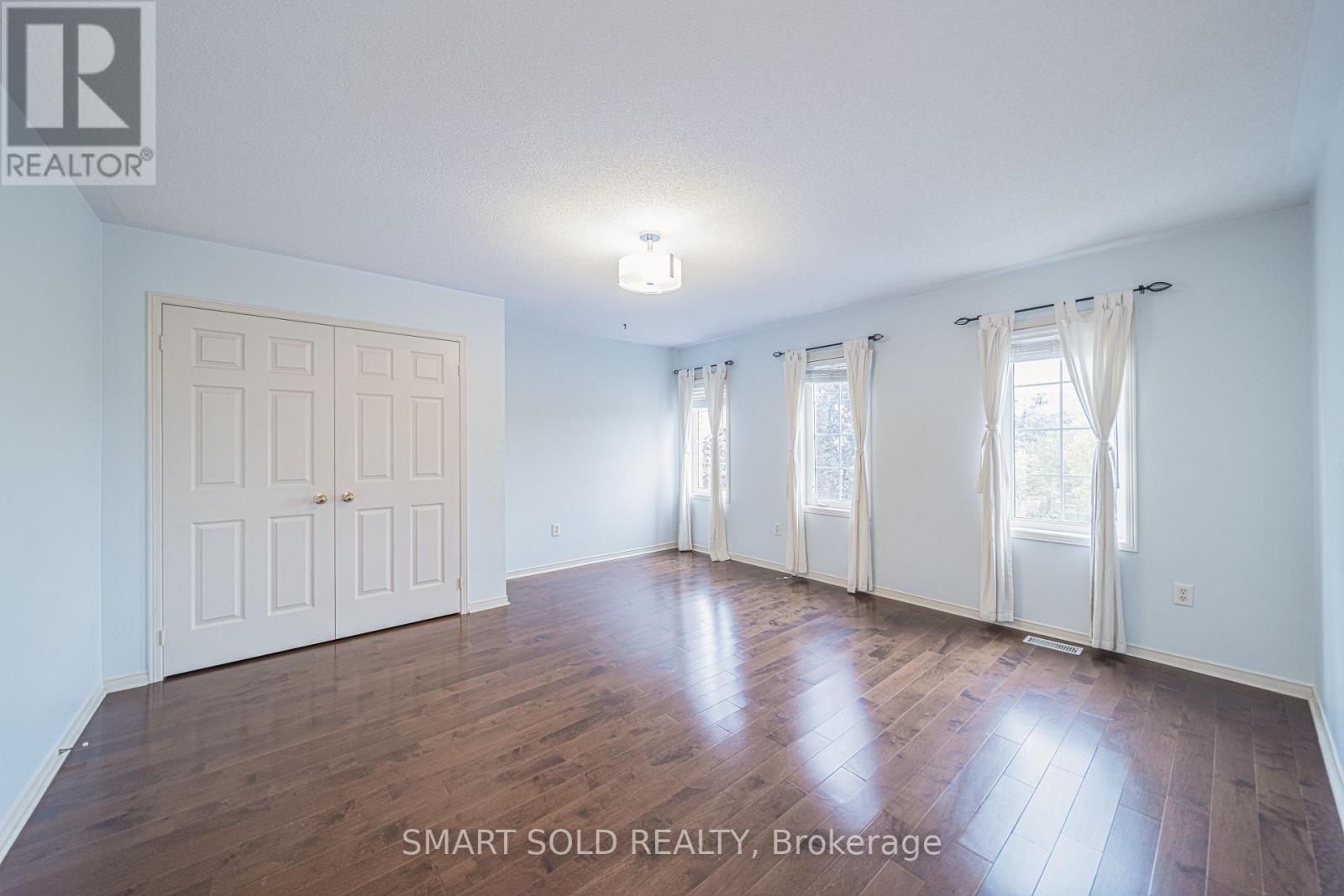 16 COURTNEY CRESCENT - 25