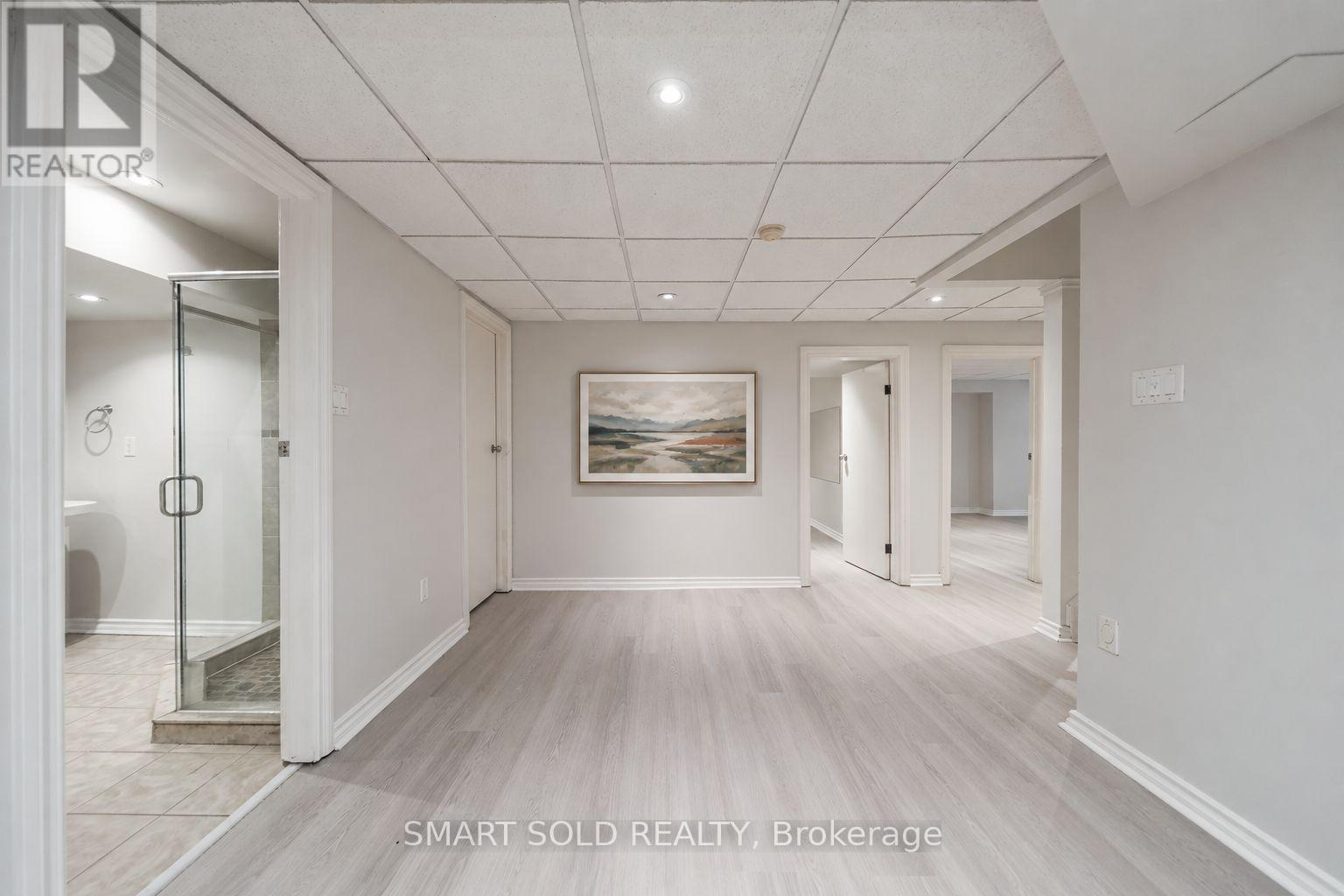 16 COURTNEY CRESCENT - 34