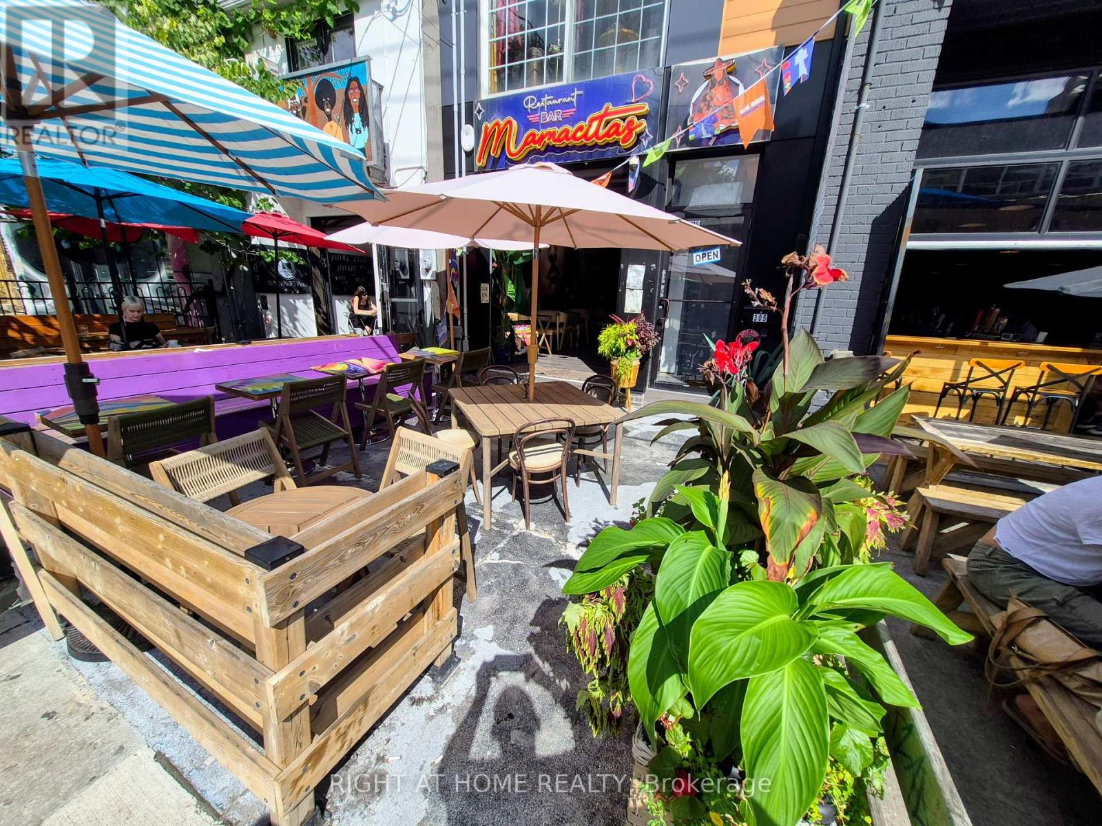 305 Augusta Avenue, Toronto (Kensington-Chinatown), Ontario, M5T2M2, Toronto (Kensington-Chinatown), Ontario — photo 1 of 4
