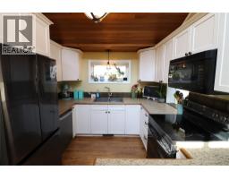 Kitchen - 3702 9th Avenue, Castlegar, BC V1N3T2 Photo 11