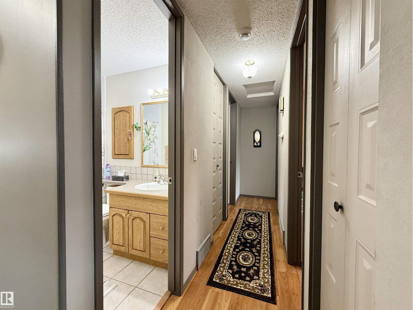9326 81 ST - 23
