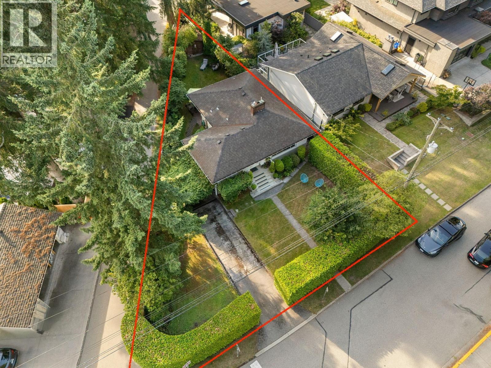 2011 BRIDGMAN Avenue, North Vancouver, British Columbia, V7P2T7, North Vancouver, British Columbia — photo 2 of 5