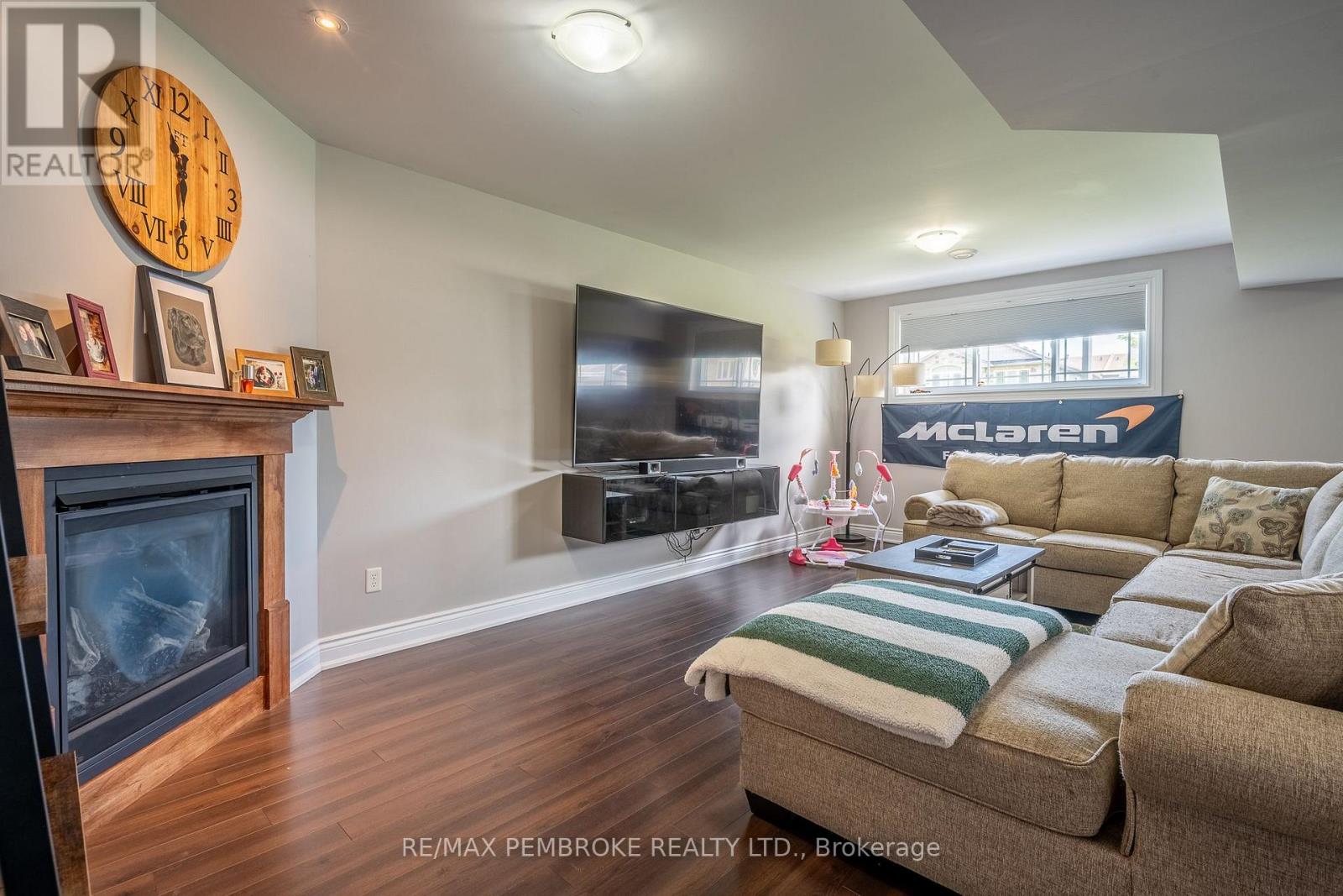 521 GARDNER CRESCENT - 33