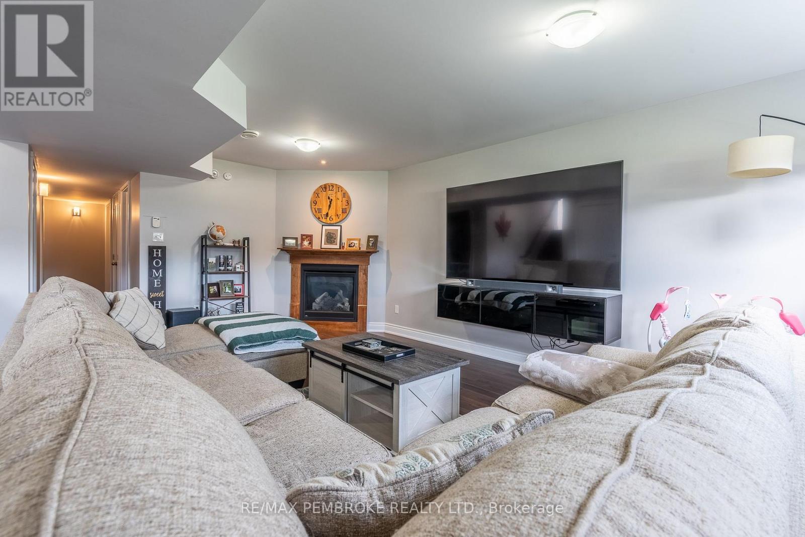 521 GARDNER CRESCENT - 35