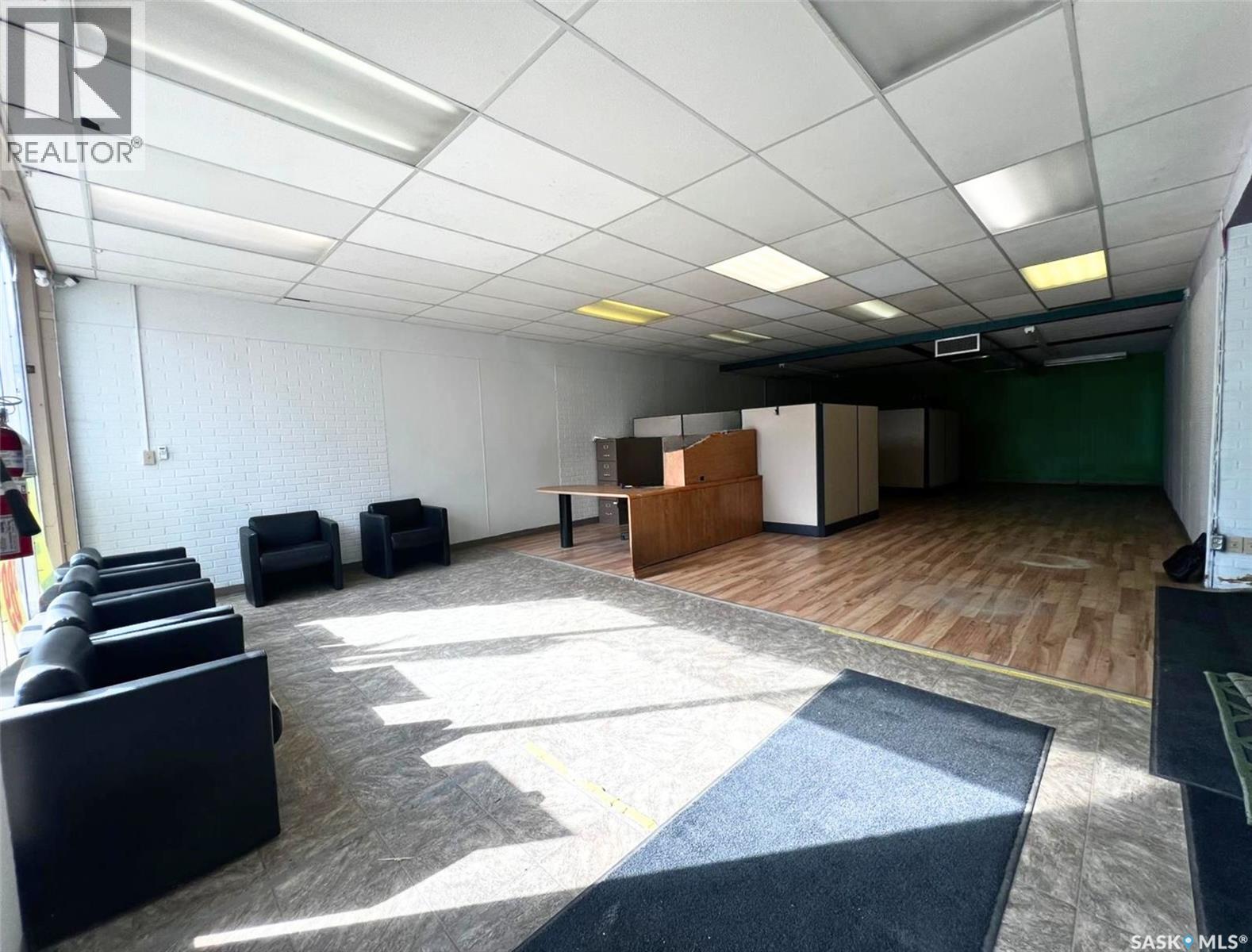 220 Central AVENUE N, Swift Current — photo 2