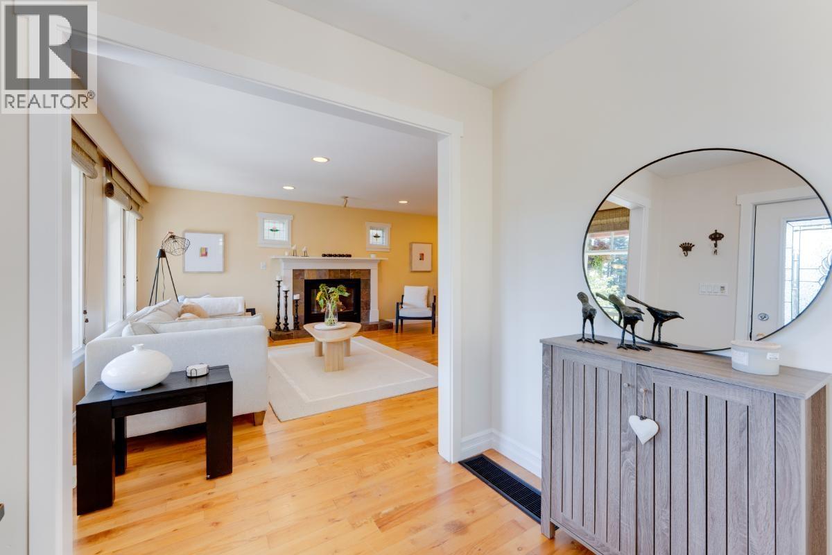 272 E OSBORNE ROAD, North Vancouver — photo 3