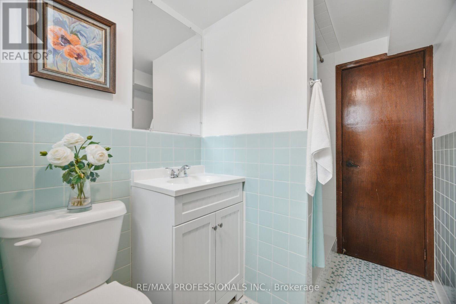 19 EARLDOWN DRIVE - 34