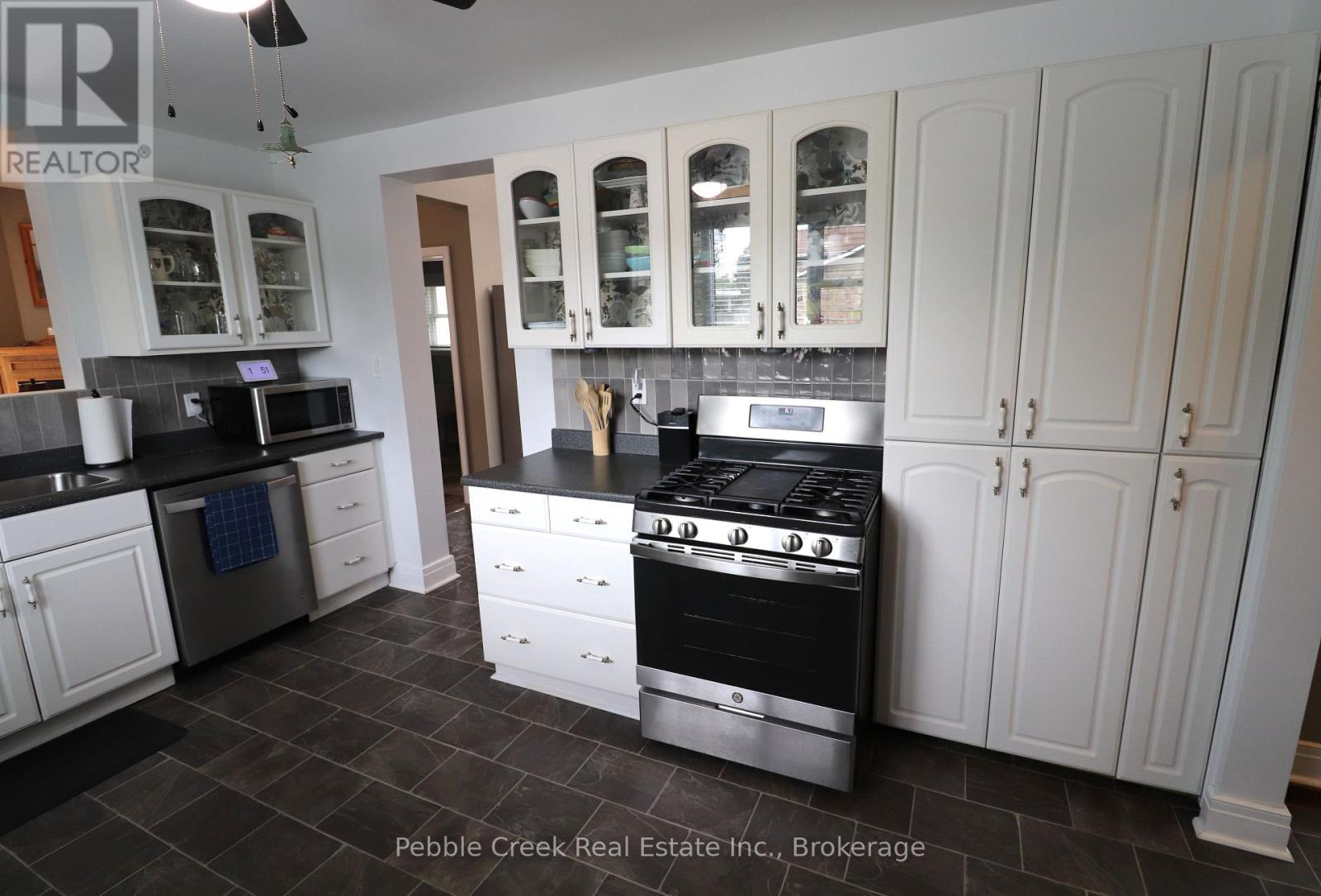 206 PICTON STREET E - 21