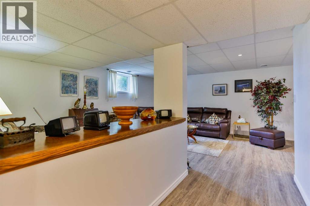 15 Gold Avenue N - 23