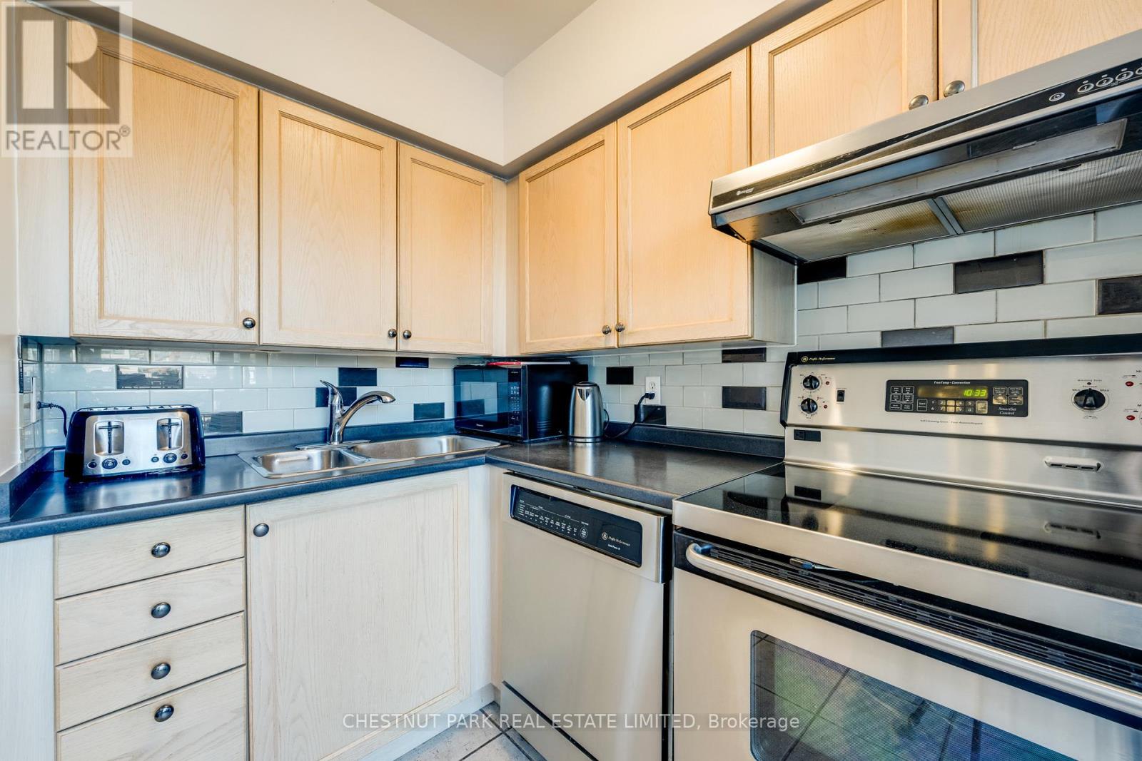 #TH8 140 BATHURST STREET - 15