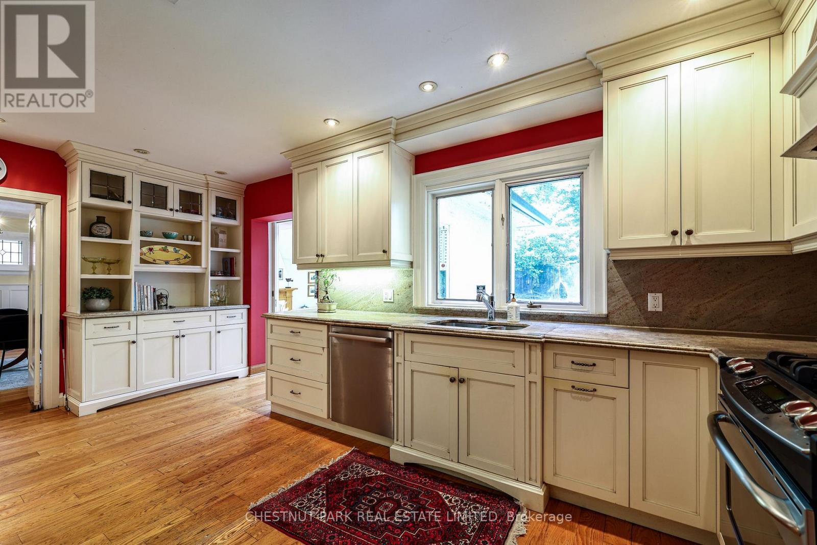 98 ST. LEONARDS AVENUE - 26