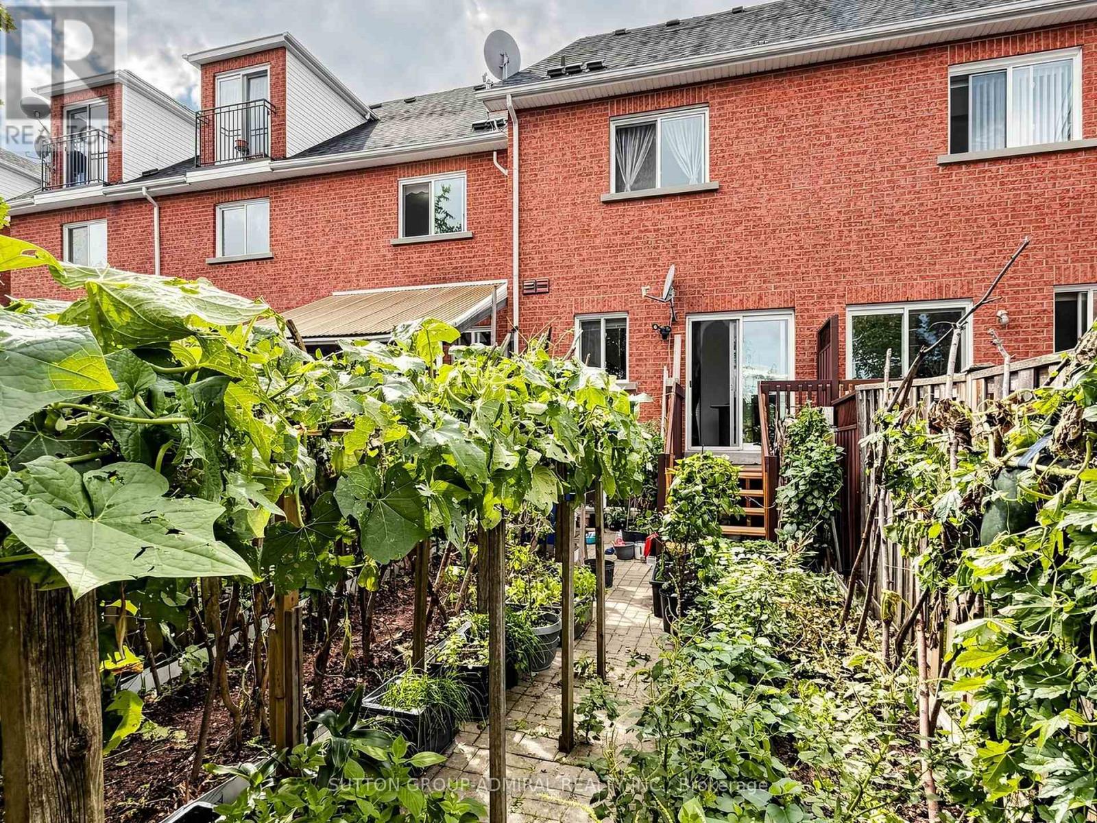 #5 1723 FINCH AVENUE W - 28
