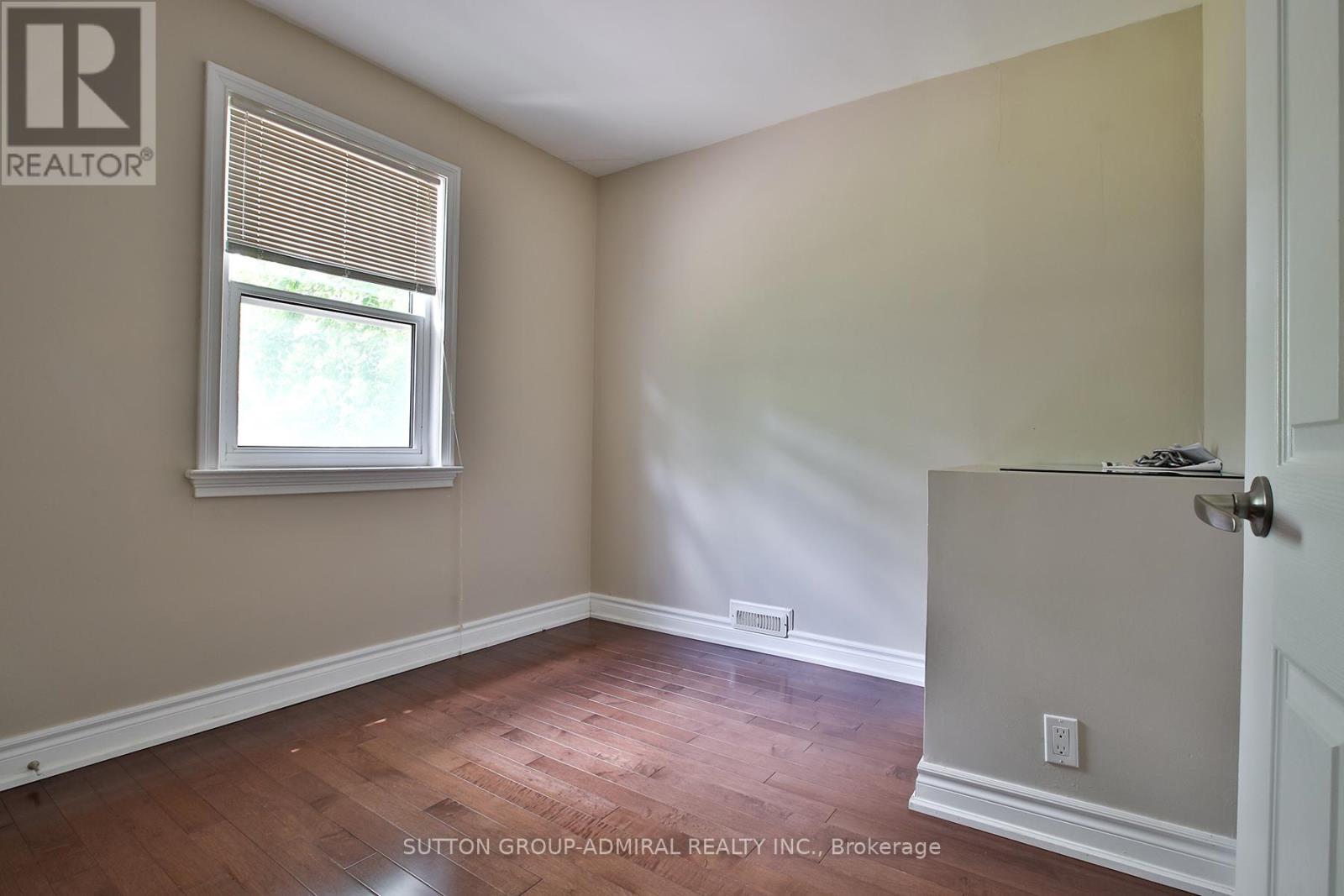 33 REGINA AVENUE - 17
