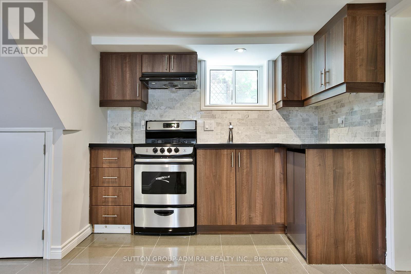 33 REGINA AVENUE - 22