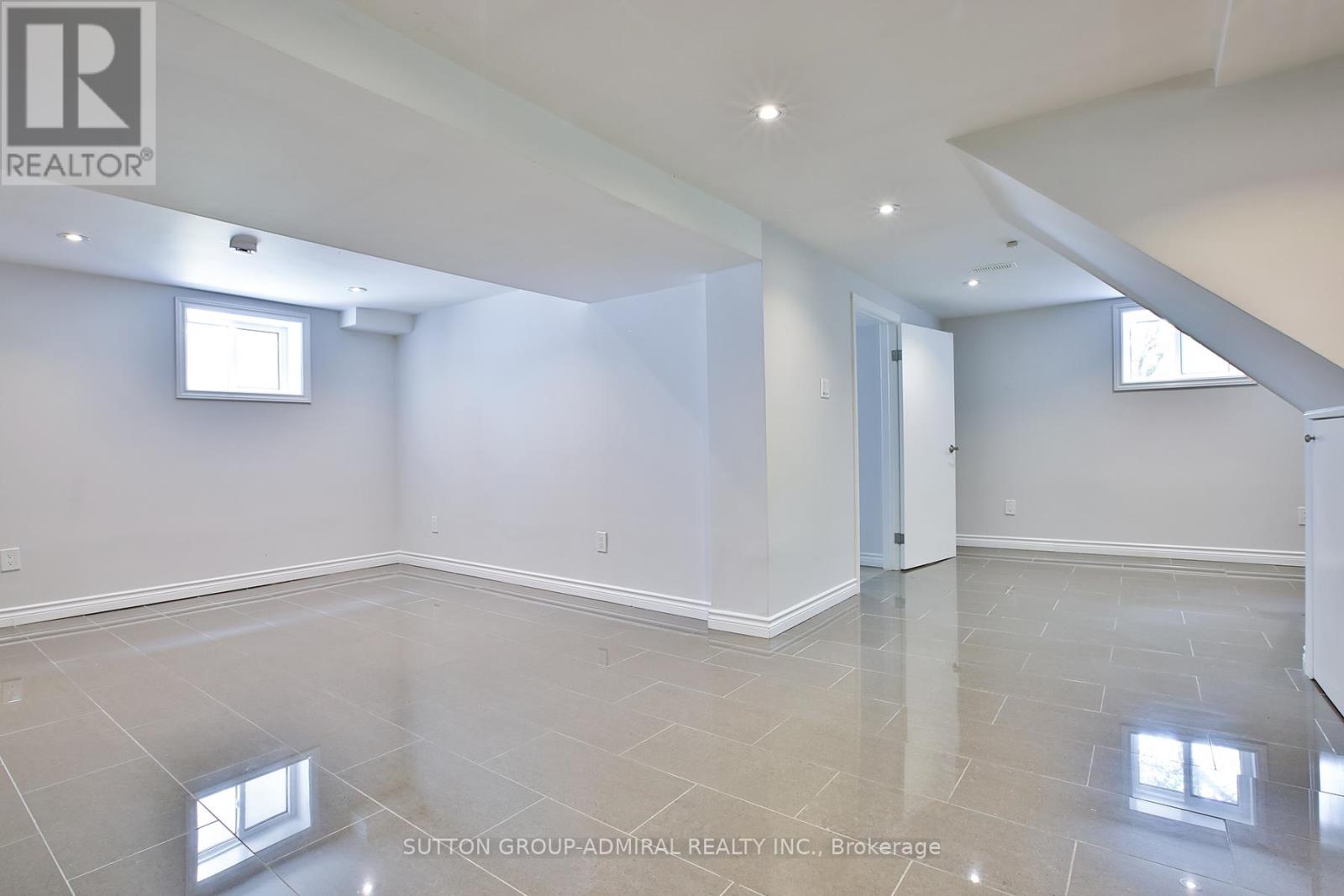 33 REGINA AVENUE - 23
