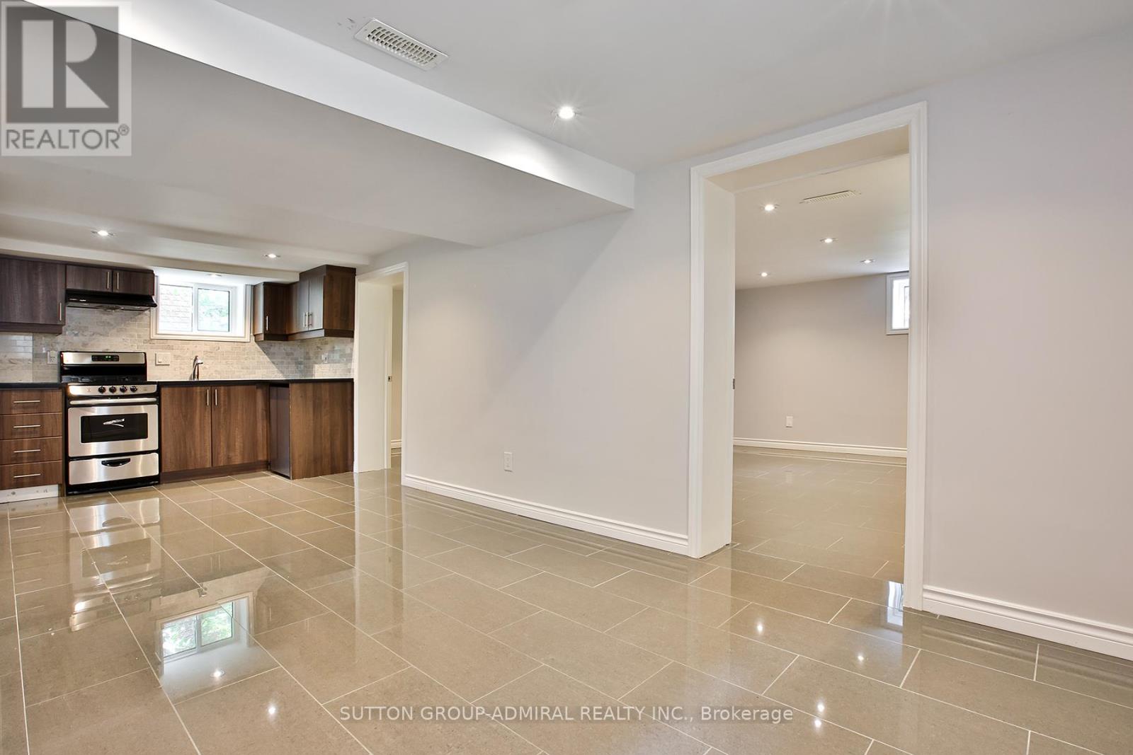 33 REGINA AVENUE - 25