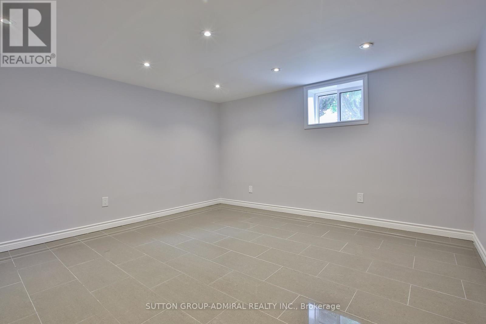 33 REGINA AVENUE - 26