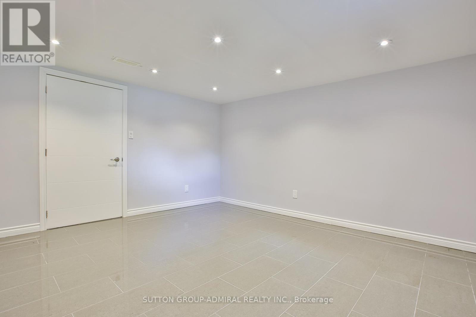33 REGINA AVENUE - 27