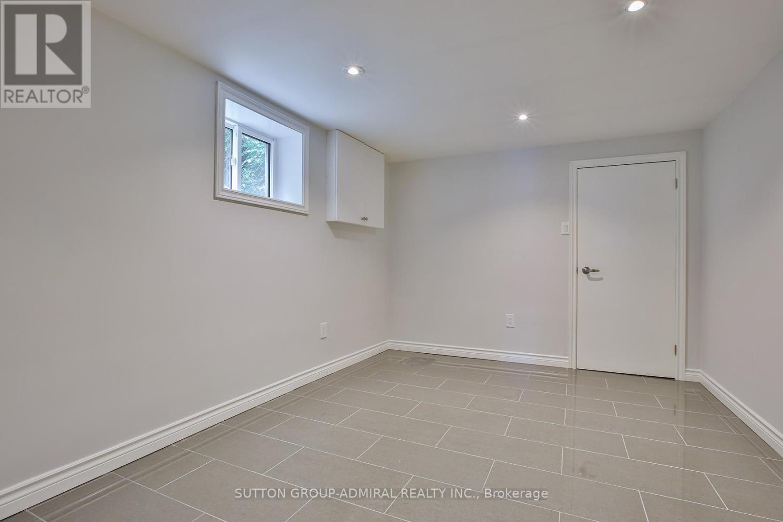 33 REGINA AVENUE - 28