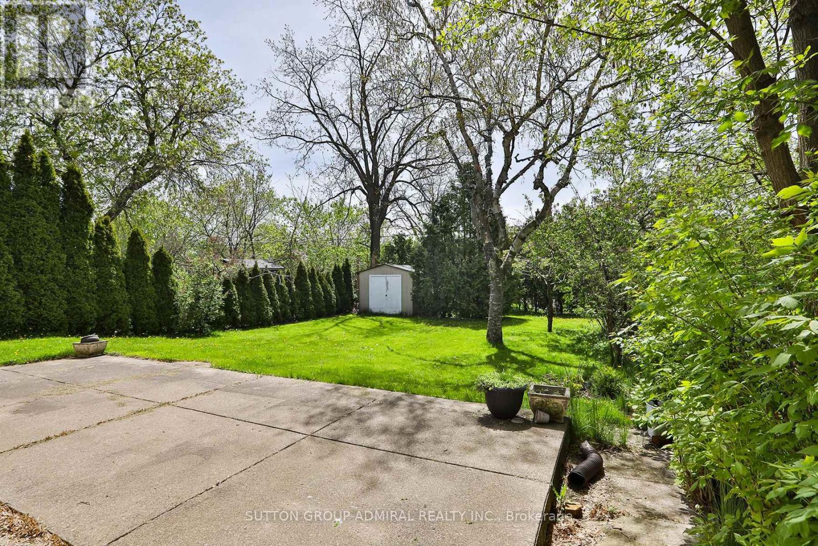 33 REGINA AVENUE - 34