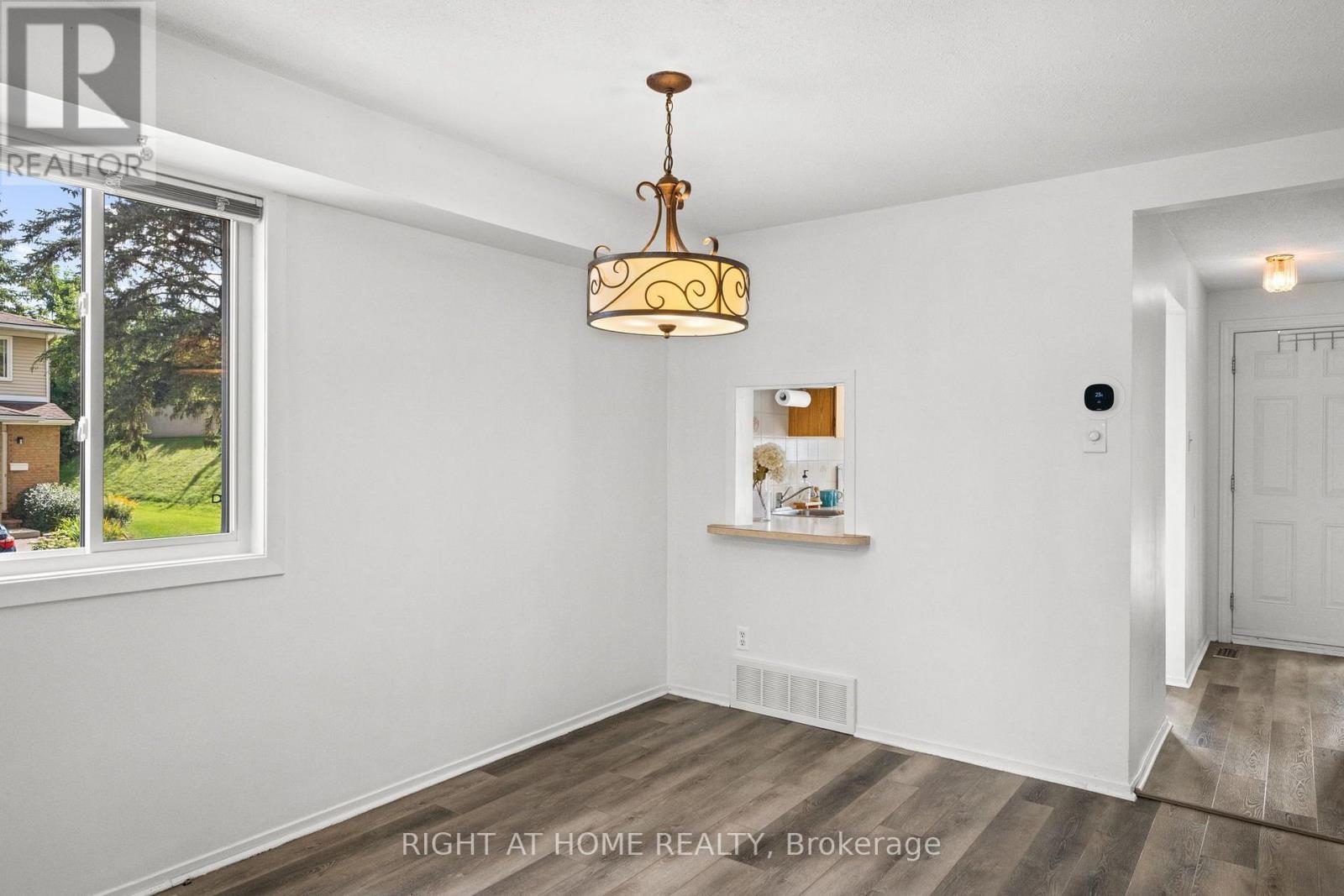 2 Bed, 2 Bath House for Sale in Ottawa – 158F VALLEY STREAM DRIVE, Ottawa – MLS# X13751480 - Image 10
