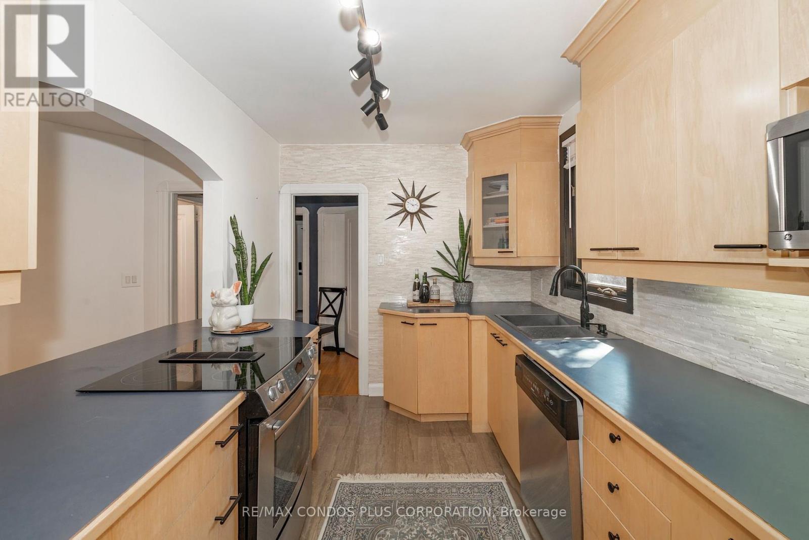 11 ELTON CRESCENT - 12