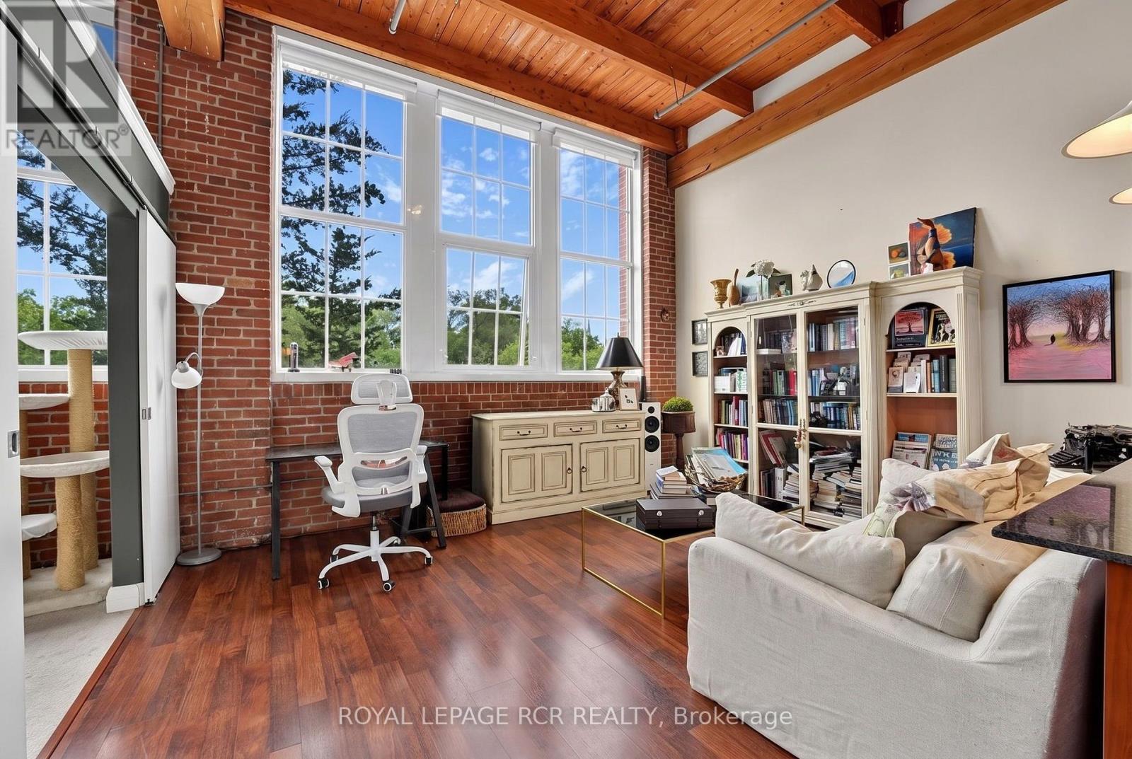 #207 543 TIMOTHY STREET - 4