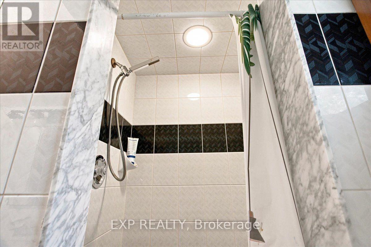 20 PINESHORE CRESCENT - 21