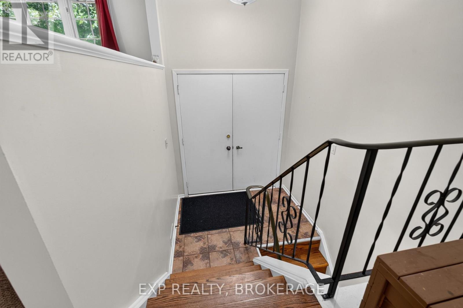 920 SAFARI DRIVE - 5