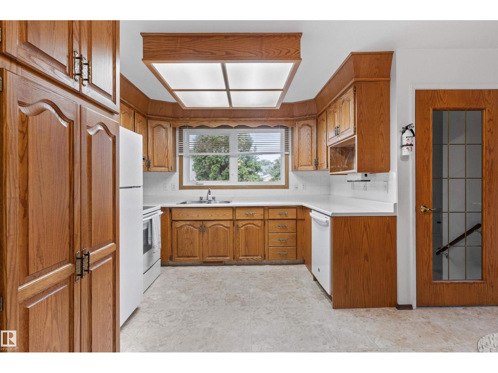 8827 138 AV NW - 12
