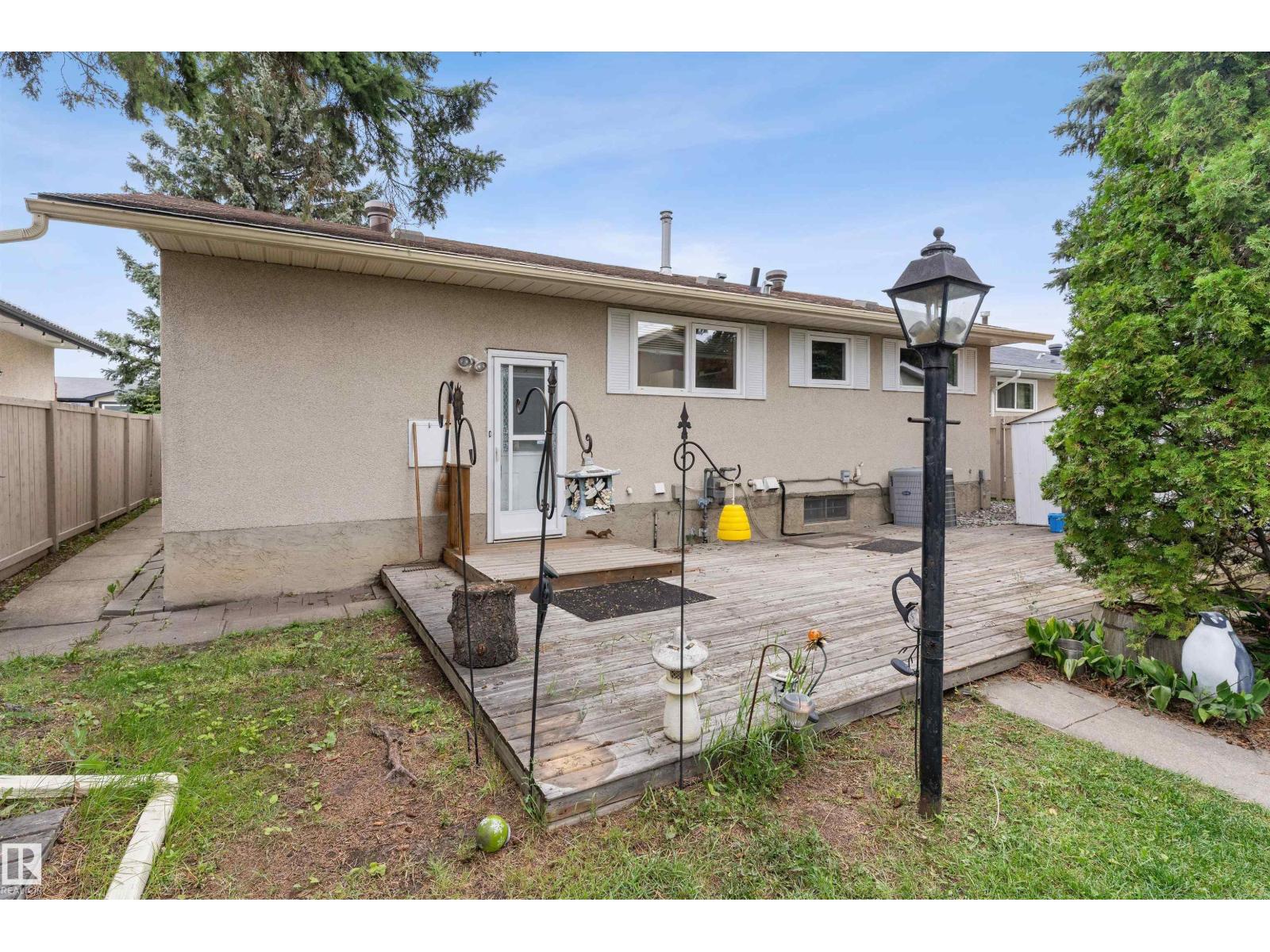 8827 138 AV NW - 32