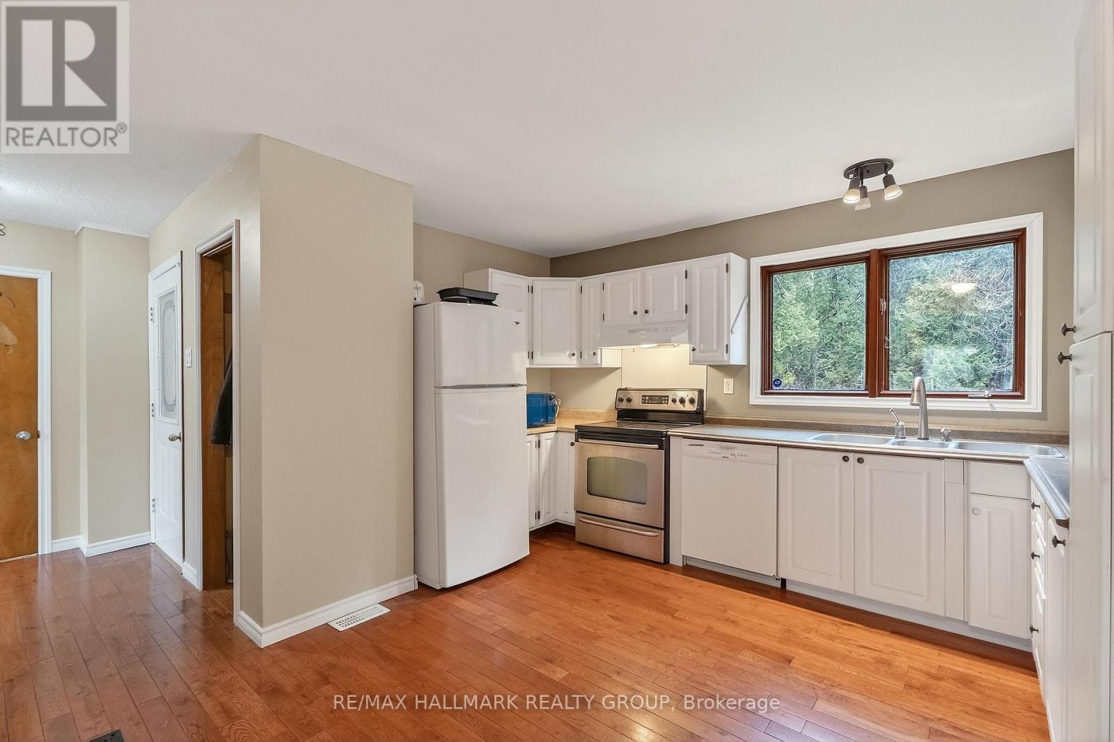 3 Bed, 2 Bath House for Sale in Ottawa – 201 MOORHEAD DRIVE, Ottawa – MLS# X13740914 - Image 16