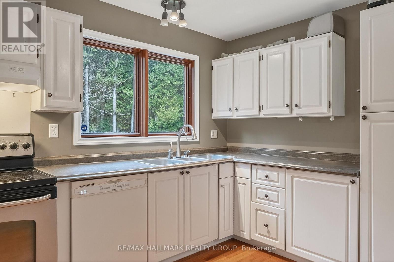 3 Bed, 2 Bath House for Sale in Ottawa – 201 MOORHEAD DRIVE, Ottawa – MLS# X13740914 - Image 17