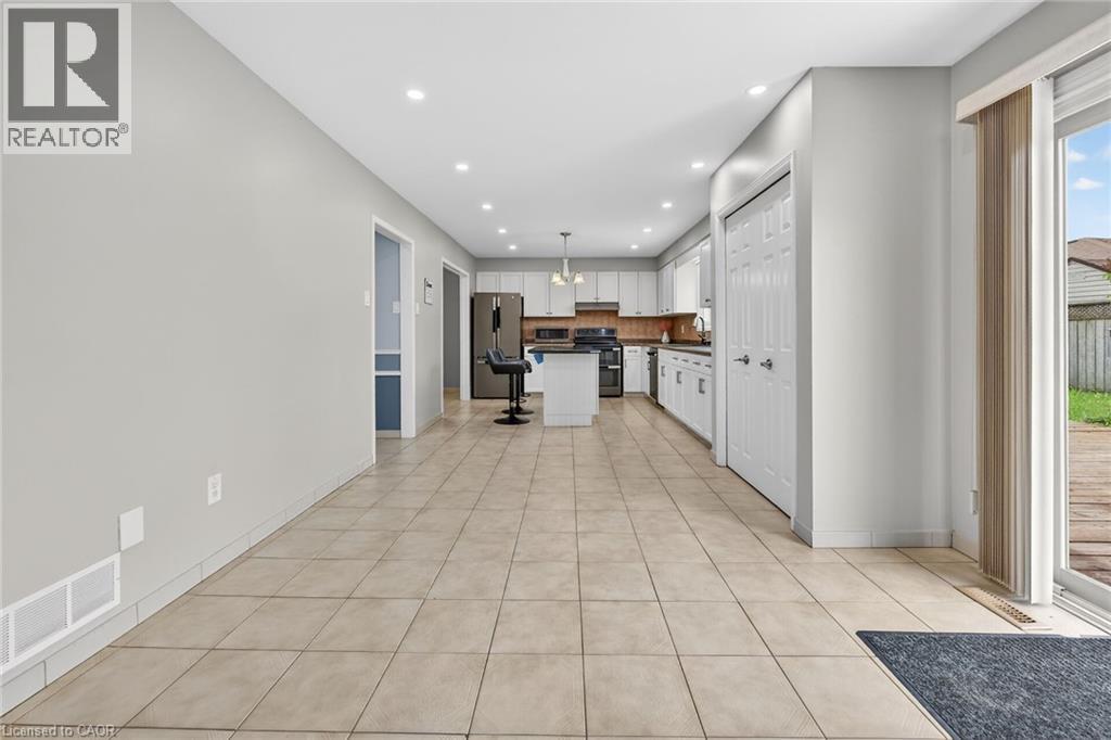34 CAPRI Crescent, Hamilton — photo 4