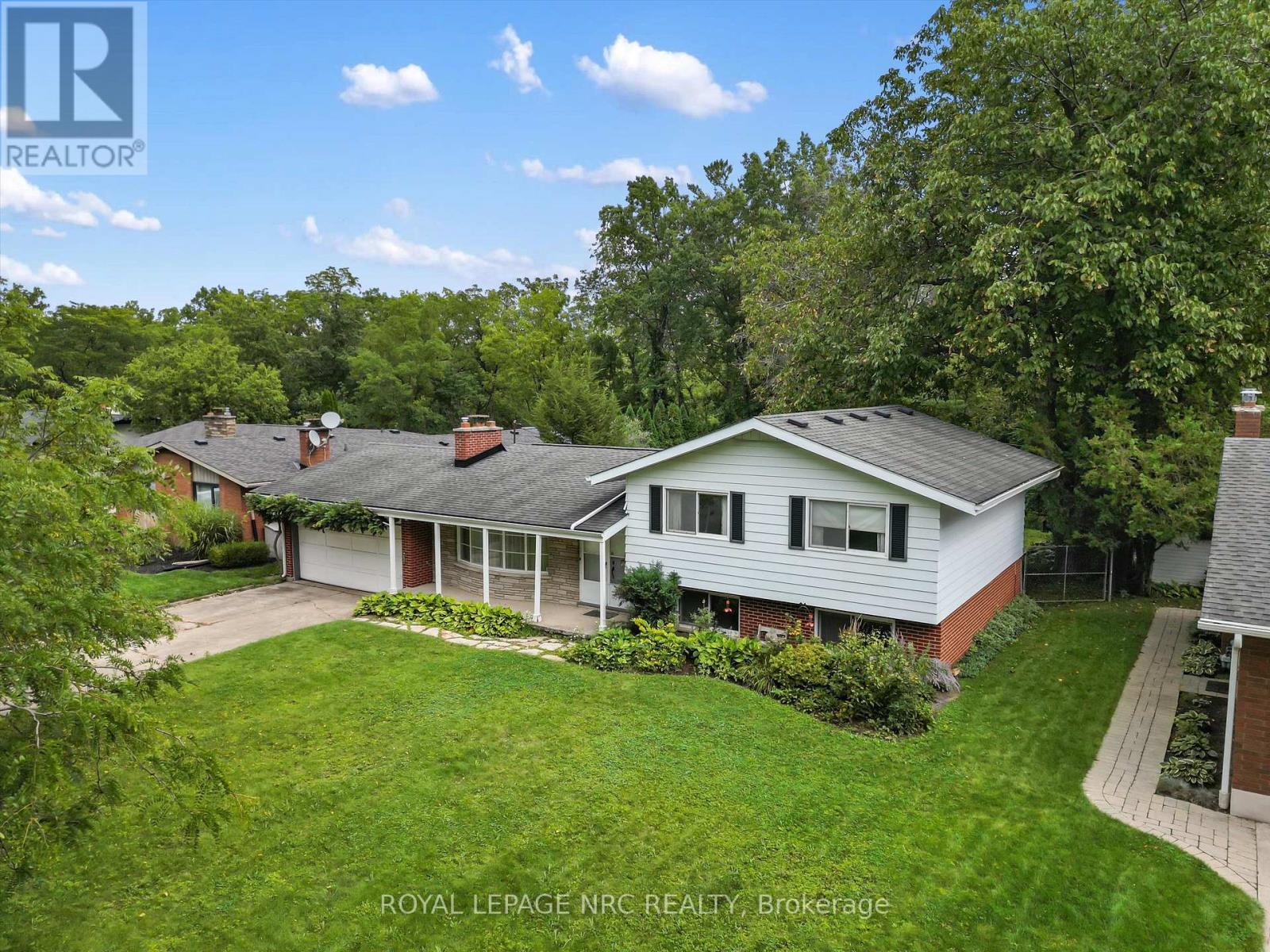 21 PARKLANE CRESCENT - 1